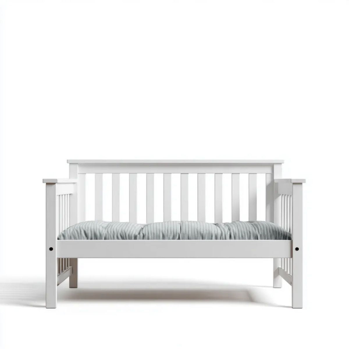Białe drewniane łóżko dziecięce z barierkami 148 x 78 x 86 cm, powierzchnia spania 140 x 70 cm
